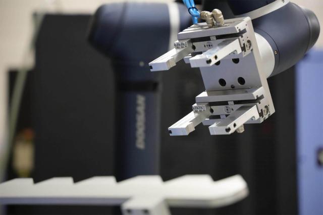 CNC-fræser med kollaborative robotter styrker jeres konkurrenceevne